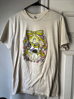 Outlast Buzz Lightyear graphic tee Graphic Tee in Cream Size Medium